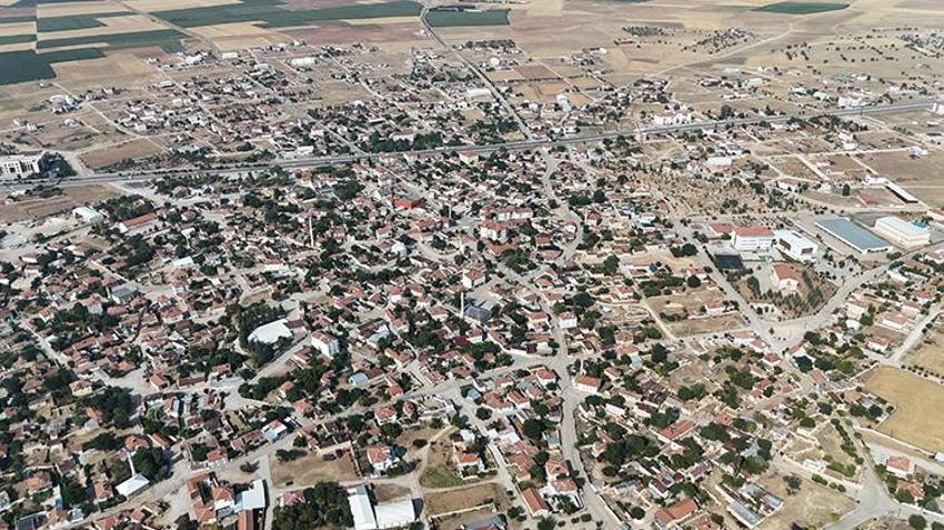 Bir ilçeye hayat veren taş! Zorlu koşullarda çıkarılıyor, yazın serin kışın sıcak tutar