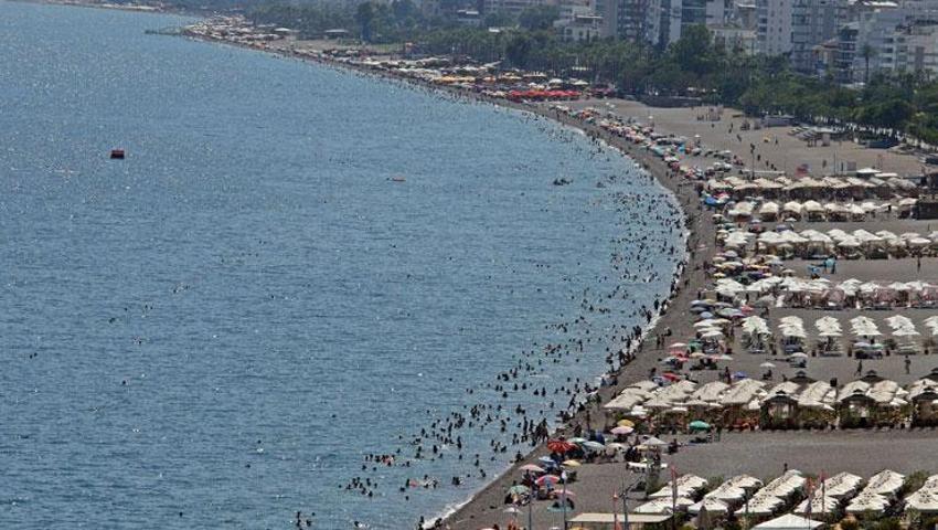 Antalya’nın denizi bile yanıyor: Alev esen rüzgar sokakları boşalttı. Termometreler 45, deniz suyu 32 derece