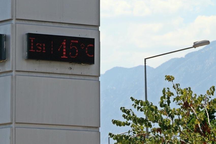 Antalya’nın denizi bile yanıyor: Alev esen rüzgar sokakları boşalttı. Termometreler 45, deniz suyu 32 derece