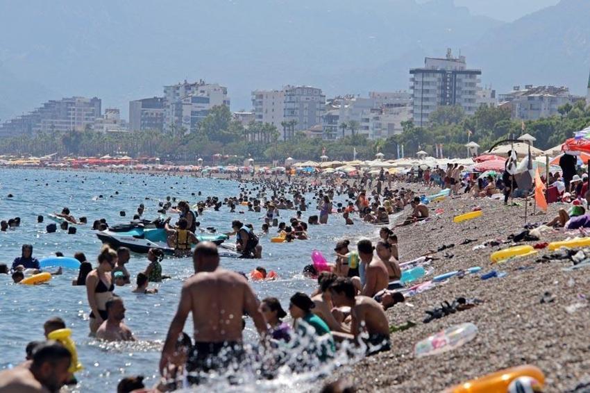 Antalya’nın denizi bile yanıyor: Alev esen rüzgar sokakları boşalttı. Termometreler 45, deniz suyu 32 derece