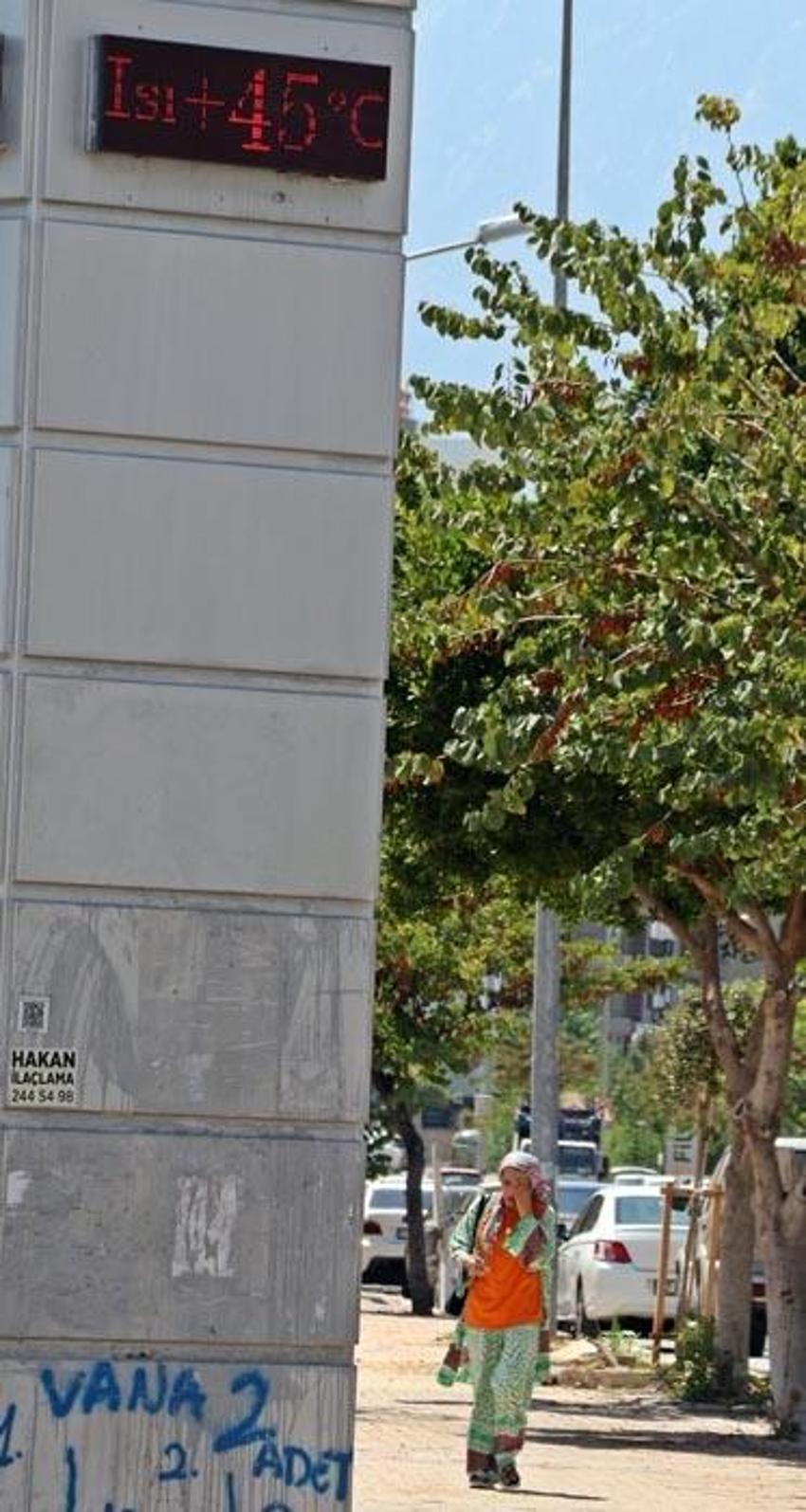 Antalya’nın denizi bile yanıyor: Alev esen rüzgar sokakları boşalttı. Termometreler 45, deniz suyu 32 derece