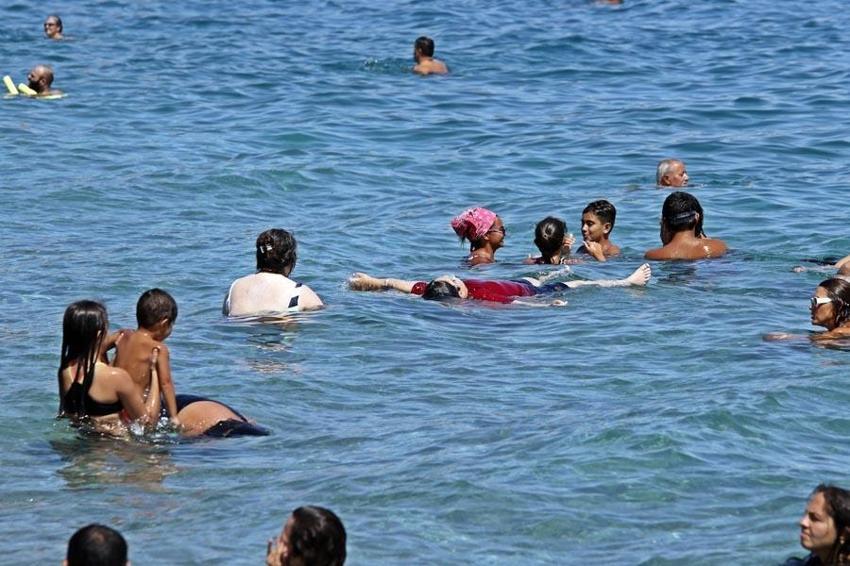 Antalya’nın denizi bile yanıyor: Alev esen rüzgar sokakları boşalttı. Termometreler 45, deniz suyu 32 derece