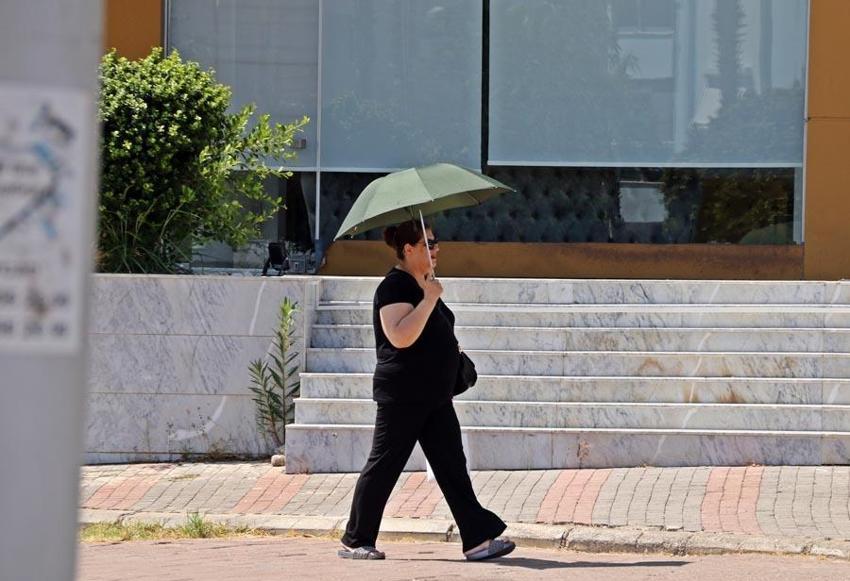 Antalya’nın denizi bile yanıyor: Alev esen rüzgar sokakları boşalttı. Termometreler 45, deniz suyu 32 derece