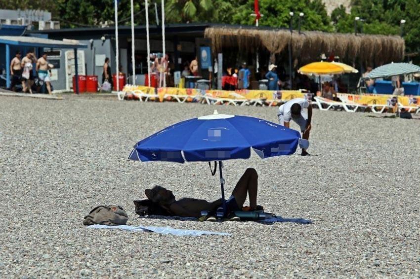 Antalya’nın denizi bile yanıyor: Alev esen rüzgar sokakları boşalttı. Termometreler 45, deniz suyu 32 derece