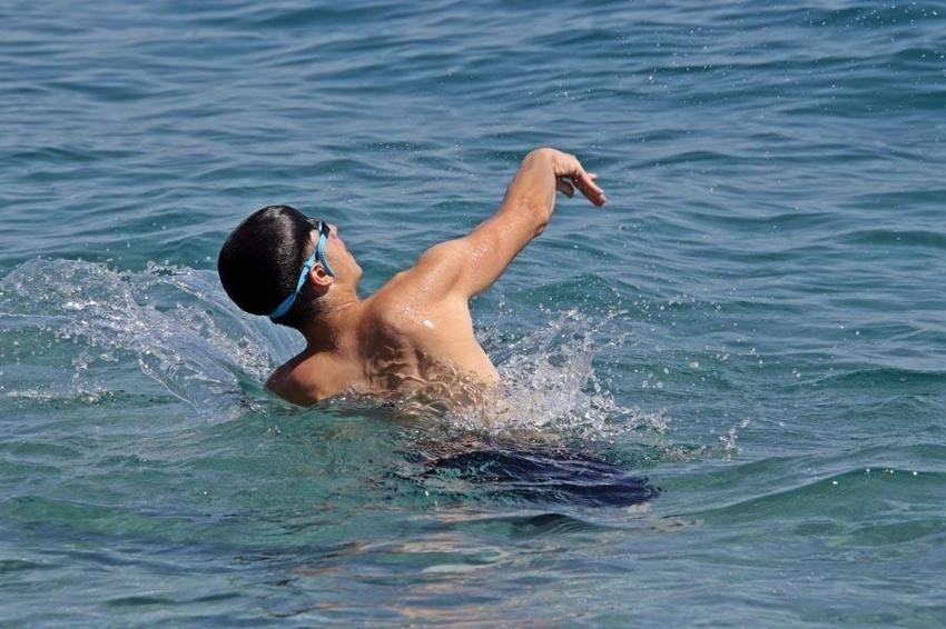 Antalya’nın denizi bile yanıyor: Alev esen rüzgar sokakları boşalttı. Termometreler 45, deniz suyu 32 derece