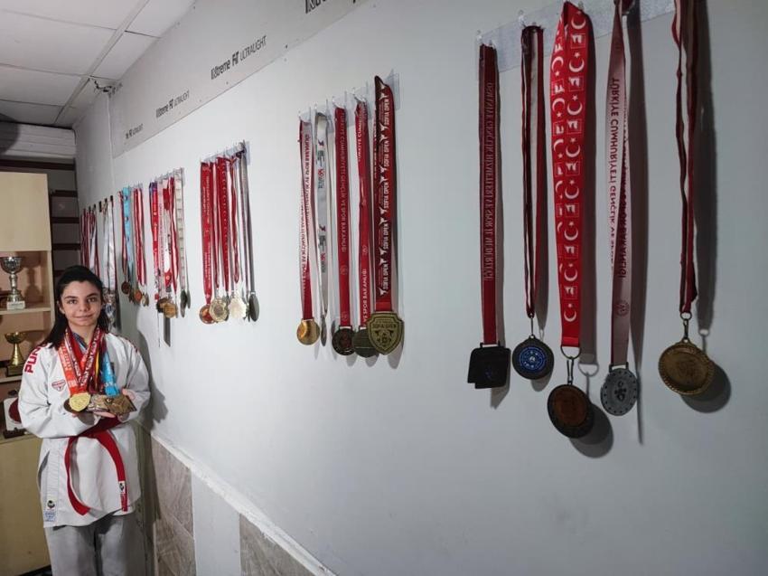 Küçük yaşta başladı, milli takıma yükseldi: Babası antrenörü, kendisi şampiyon: Karateyle 150'den fazla madalya kazandı!
