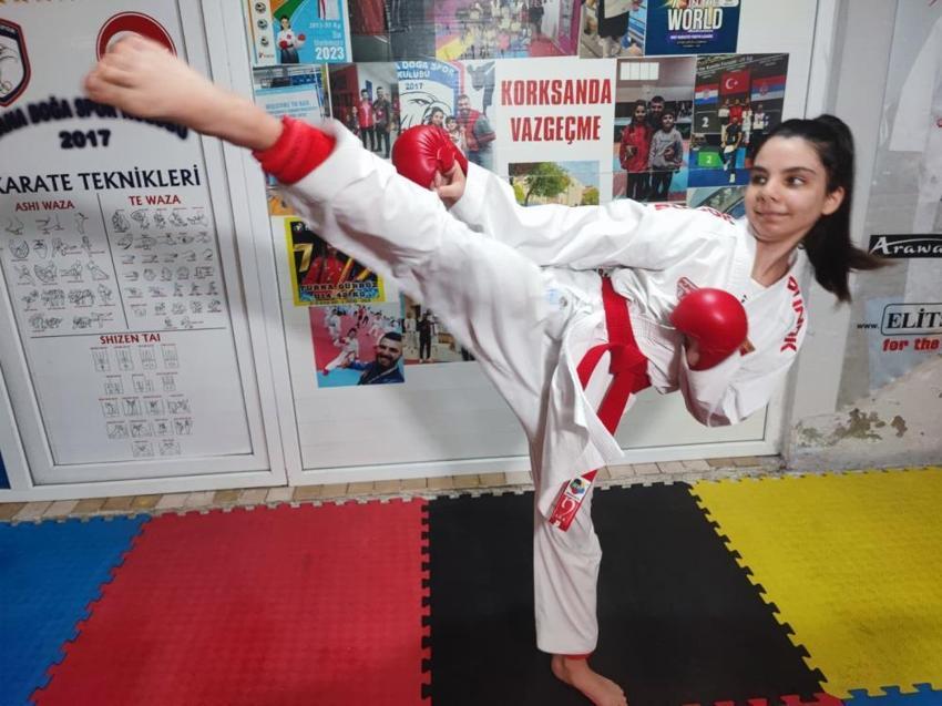 Küçük yaşta başladı, milli takıma yükseldi: Babası antrenörü, kendisi şampiyon: Karateyle 150'den fazla madalya kazandı!
