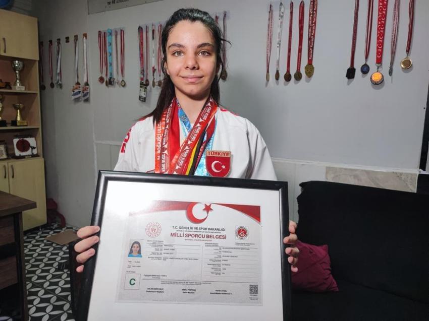 Küçük yaşta başladı, milli takıma yükseldi: Babası antrenörü, kendisi şampiyon: Karateyle 150'den fazla madalya kazandı!