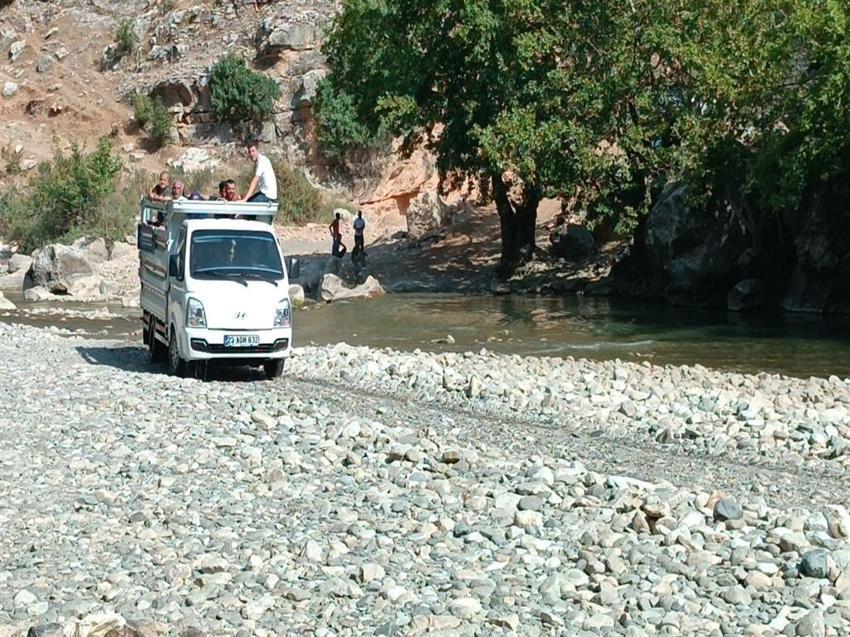 Batman'da sıcaktan bunalanlar akın ediyor: Zore Vadisi serinletiyor