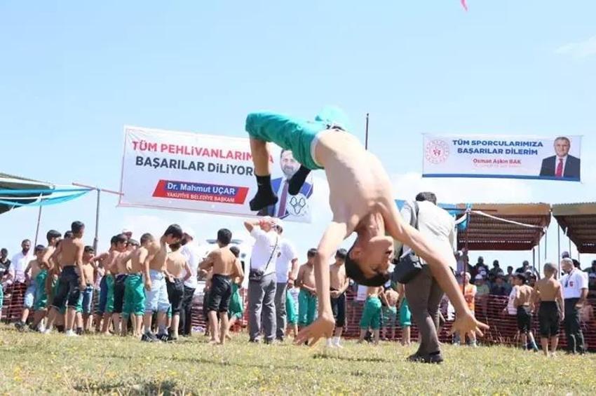 Erzurum'da pehlivanları rakip değil güneş zorladı!