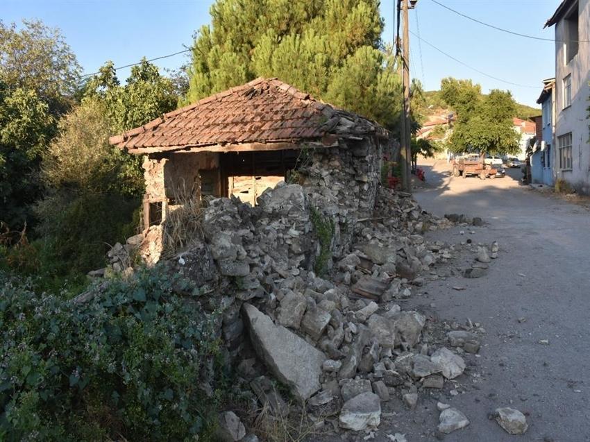 Balıkesir'de sabah ortaya çıktı: Depremde yıkılan ve hasar gören binalar havadan görüntülendi