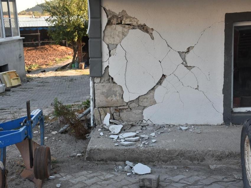 Balıkesir'de sabah ortaya çıktı: Depremde yıkılan ve hasar gören binalar havadan görüntülendi