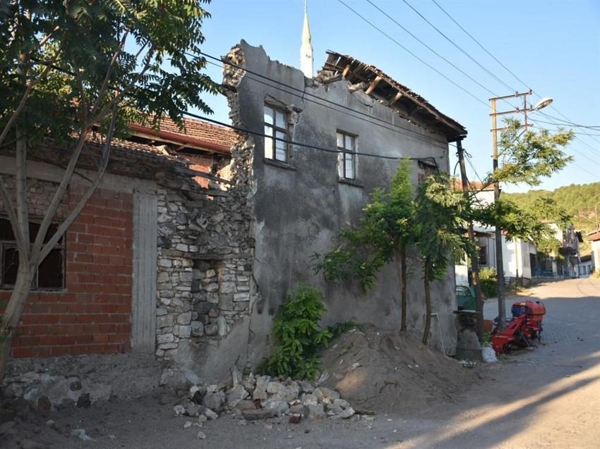 Balıkesir'de sabah ortaya çıktı: Depremde yıkılan ve hasar gören binalar havadan görüntülendi