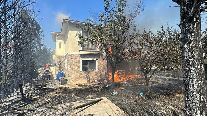 Çanakkale'de yangın büyüdü villalara sıçradı! Tahliyeler devam ediyor