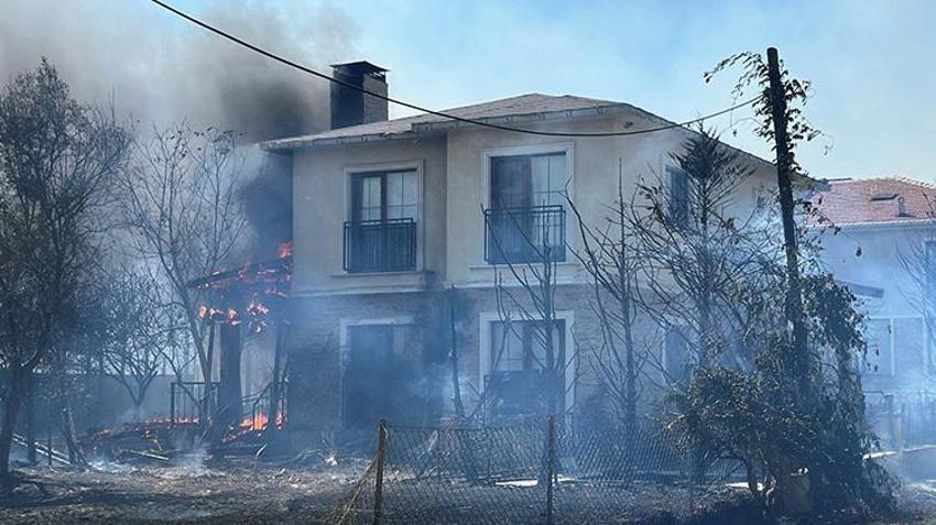 Çanakkale'de yangın büyüdü villalara sıçradı! Tahliyeler devam ediyor
