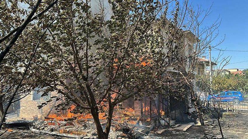 Çanakkale'de yangın büyüdü villalara sıçradı! Tahliyeler devam ediyor