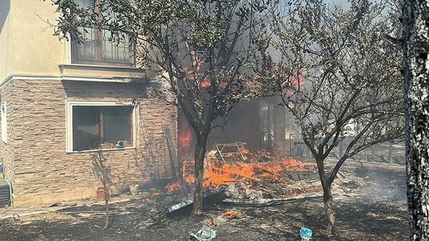 Çanakkale'de yangın büyüdü villalara sıçradı! Tahliyeler devam ediyor