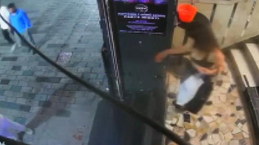 Kıskanç kadın Taksim'de terör estirdi! Sevgilisi dahil 3 kişiyi bıçakladı