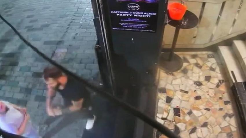 Kıskanç kadın Taksim'de terör estirdi! Sevgilisi dahil 3 kişiyi bıçakladı