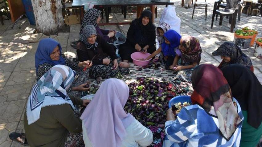 Gaziantep'te kışa güneşle hazırlık başladı! 'Kurutmalık Deposu' kadınları imece usulüyle hazırlanıyor