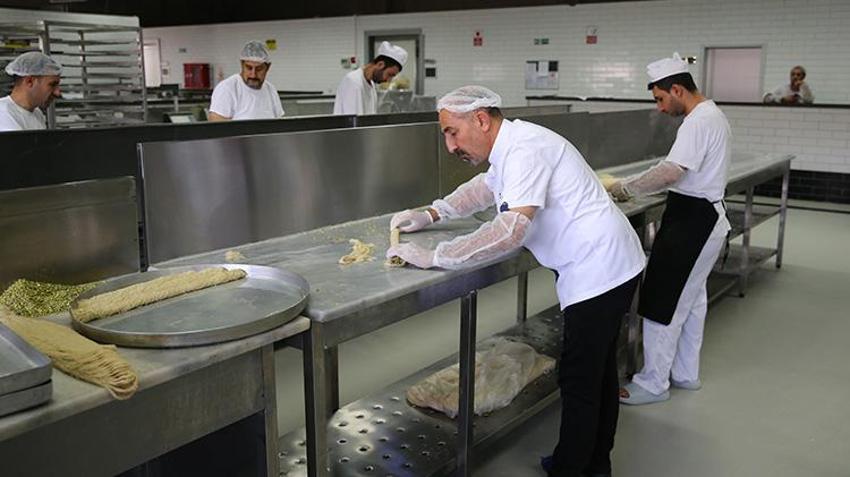 Diyarbakırlı usta, kadayıfa farklı bir tat getirdi! İki tepsiyle başladı şimdi günde 20 tepsi satıyor