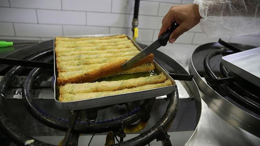 Diyarbakırlı usta, kadayıfa farklı bir tat getirdi! İki tepsiyle başladı şimdi günde 20 tepsi satıyor