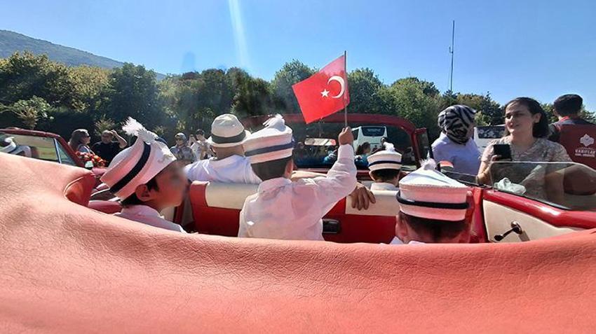 Bursa'da 529 yıllık gelenek bozulmadı! Çocuklar klasik otomobillerle gezdirildi