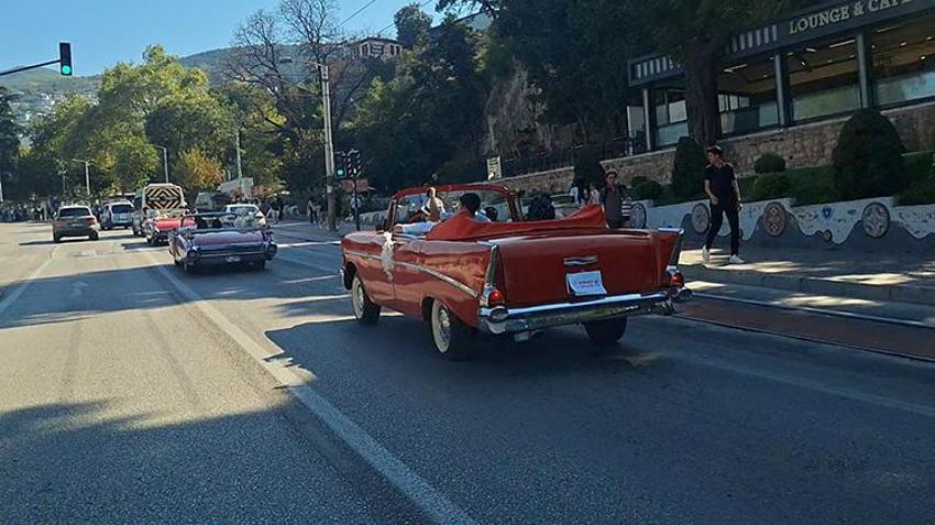 Bursa'da 529 yıllık gelenek bozulmadı! Çocuklar klasik otomobillerle gezdirildi