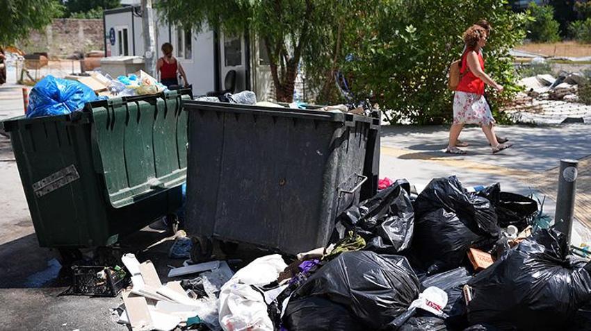 İzmir'in çöpleri vatandaşı bezdirdi! 'Farelere karşı 3 kedi besleyip barikat kuruyorum'