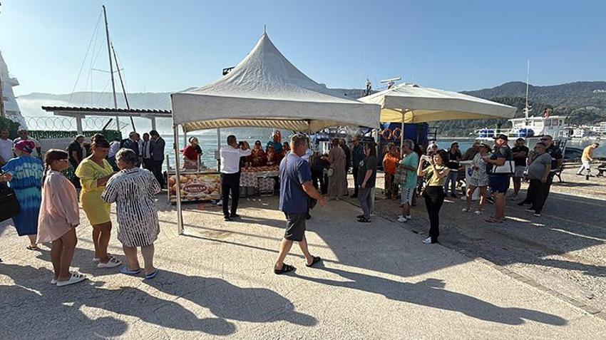Karadeniz'in incisi Amasra'ya turist akını: 'Astoria Grande' 79. kez limana yanaştı, turistler törenle karşılandı