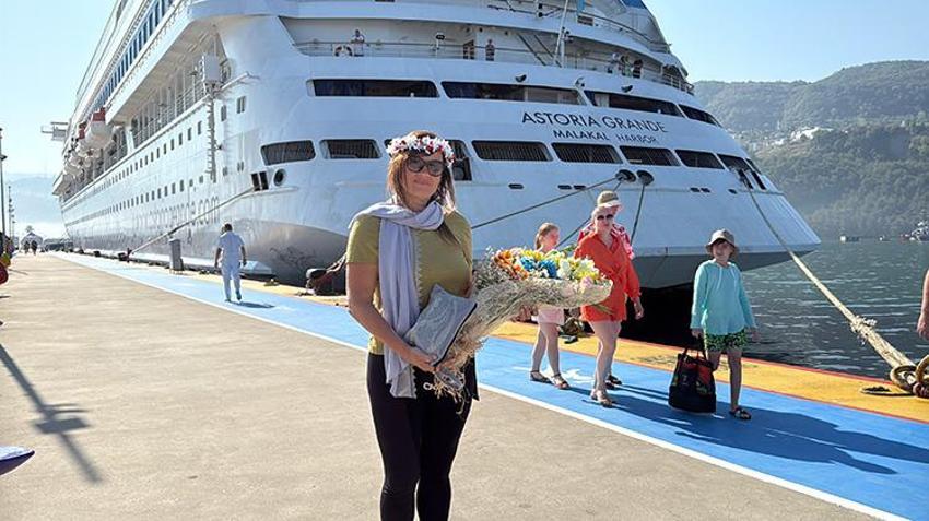 Karadeniz'in incisi Amasra'ya turist akını: 'Astoria Grande' 79. kez limana yanaştı, turistler törenle karşılandı