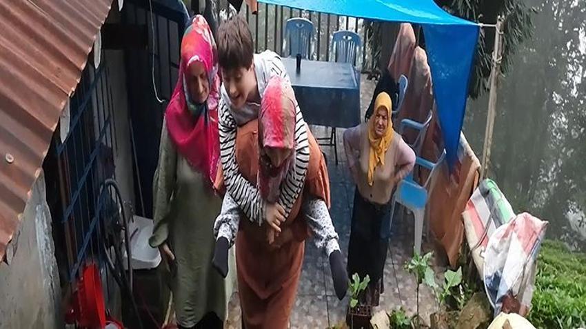 Rizeli aile Down sendromlu kızı için yol istiyor! 'Ben de kalp hastasıyım, artık taşıyamıyorum'