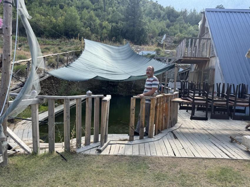 Çocukluk hayalini gerçekleştirdi, yüzme havuzunu evde beslediği balıklarla doldurdu: 2ayda tam 20 cm uzadılar!