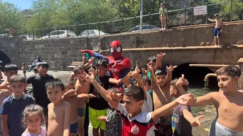 Örümcek Adam Diyarbakır'da! Anzele suyunda çocuklar ile serinledi