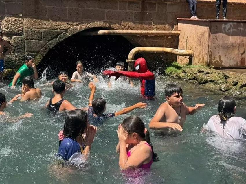 Örümcek Adam Diyarbakır'da! Anzele suyunda çocuklar ile serinledi