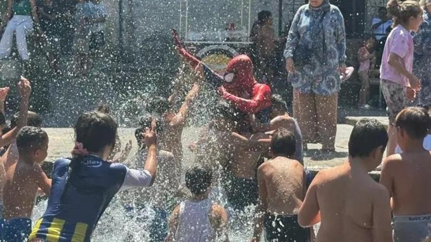 Örümcek Adam Diyarbakır'da! Anzele suyunda çocuklar ile serinledi