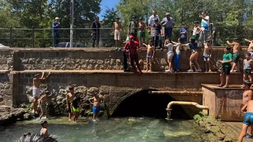 Örümcek Adam Diyarbakır'da! Anzele suyunda çocuklar ile serinledi