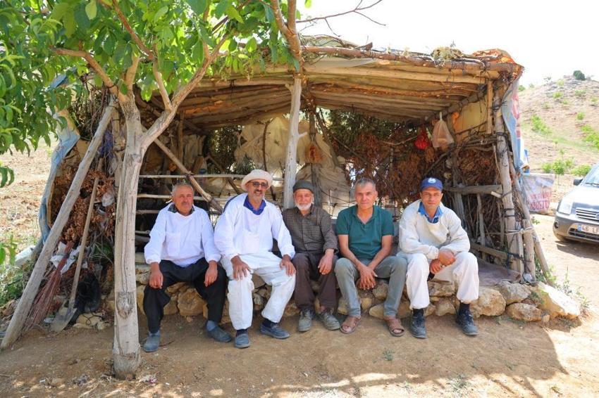 Kahramanmaraş'ta dedesinden kalma yöntemle üretti, sonuca kendisi bile şaşırdı: 'En birinci ürün bunda olur!'