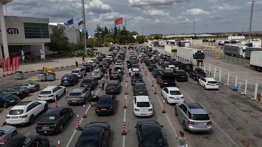 Gurbetçilerin dönüş yolculuğu başladı! Sınır kapılarında kuyruklar oluştu: '8-10 bin euro'ya mâl oluyor'