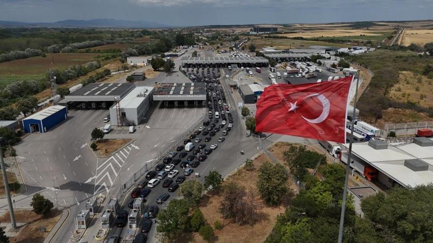 Gurbetçilerin dönüş yolculuğu başladı! Sınır kapılarında kuyruklar oluştu: '8-10 bin euro'ya mâl oluyor'