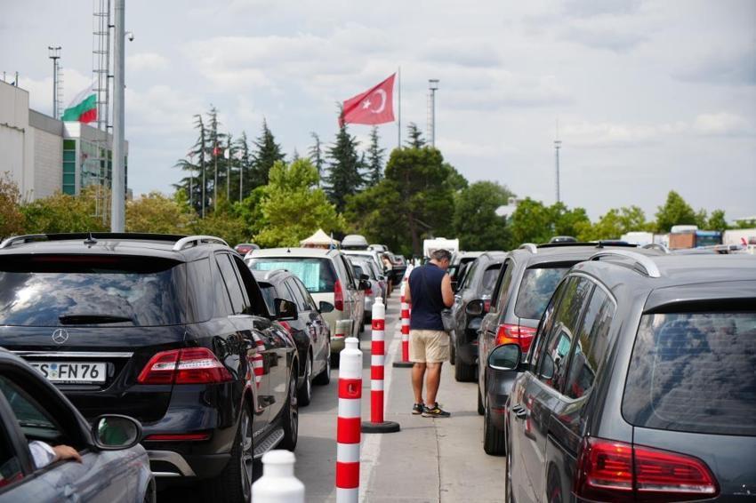 Gurbetçilerin dönüş yolculuğu başladı! Sınır kapılarında kuyruklar oluştu: '8-10 bin euro'ya mâl oluyor'