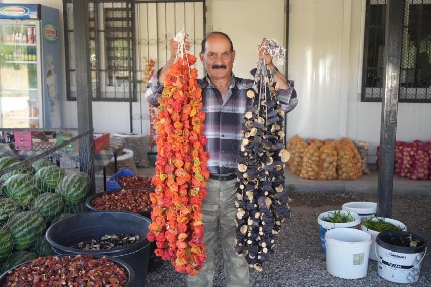 Muş'ta zorlu mesai 40 derecelik sıcağın altında devam ediyor! Yaşken para etmiyor, kurutulunca kârı katlanıyor