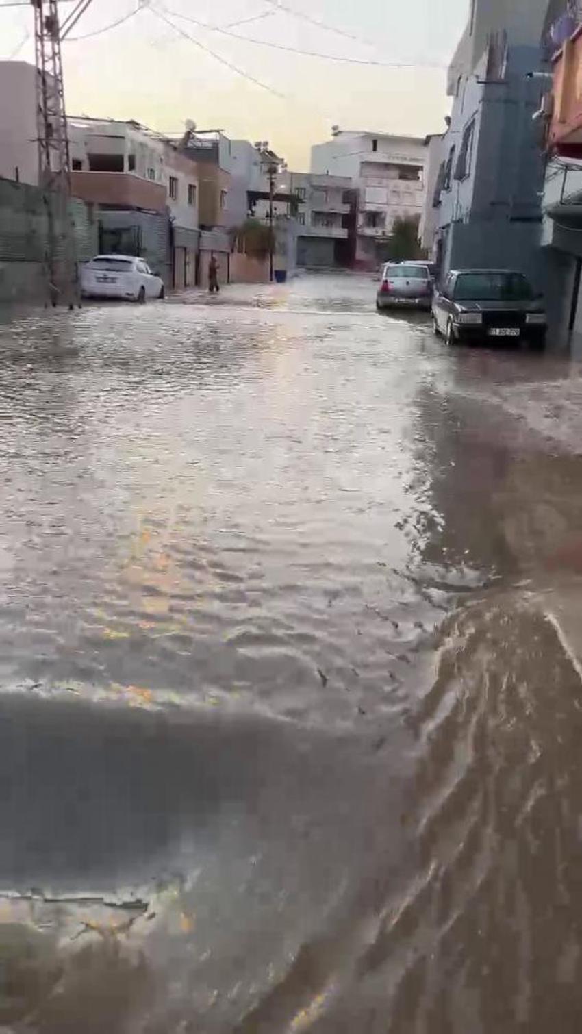 Adana'da hayat durdu: İçme suyu borusu patladı, mahalleler sular altında kaldı!