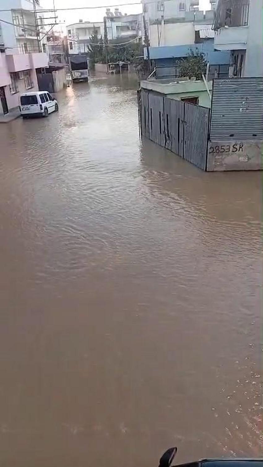 Adana'da hayat durdu: İçme suyu borusu patladı, mahalleler sular altında kaldı!