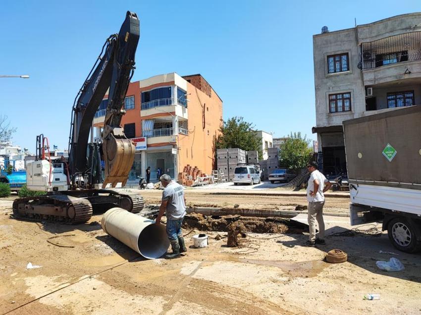 Adana'da hayat durdu: İçme suyu borusu patladı, mahalleler sular altında kaldı!