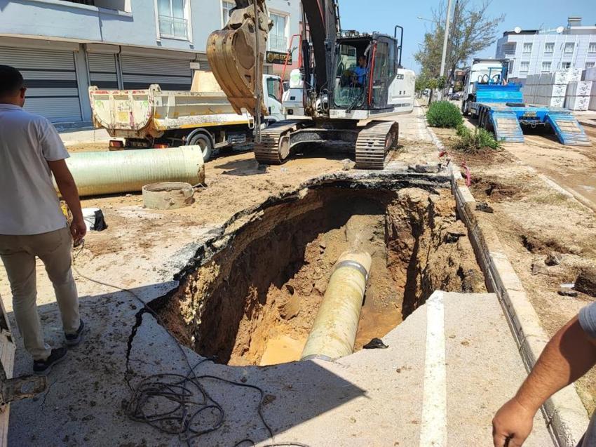 Adana'da hayat durdu: İçme suyu borusu patladı, mahalleler sular altında kaldı!