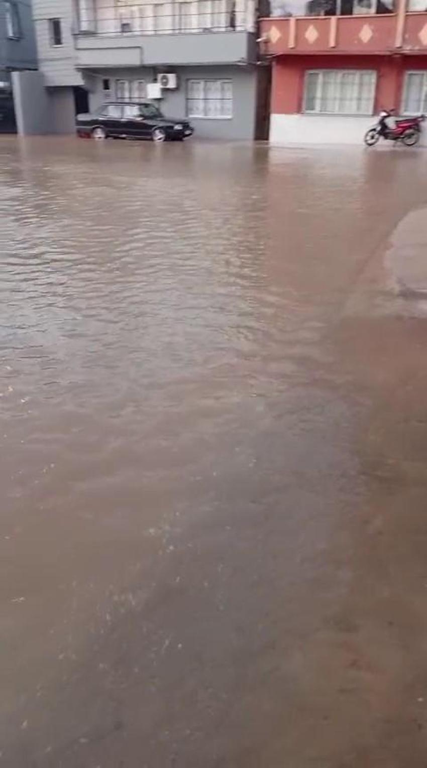Adana'da hayat durdu: İçme suyu borusu patladı, mahalleler sular altında kaldı!