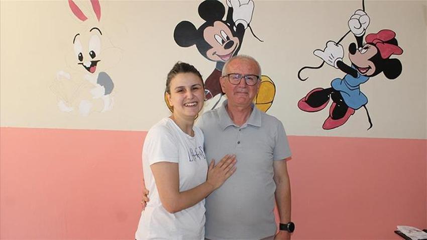 Sıradan bir koridordu… Ta ki onlar gelene kadar! Baba-kız çocukların kalbine dokundu