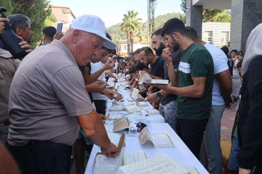 3 dakikada 1 kilo lokum yedi! Hatay'da ödülü kazandı
