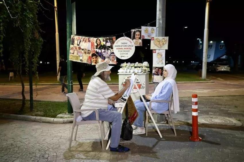 Bursa'da 55 yıldır bu alışkanlıktan vazgeçmiyor: Kültürpark’ta aynı ağacın altında resim çiziyor